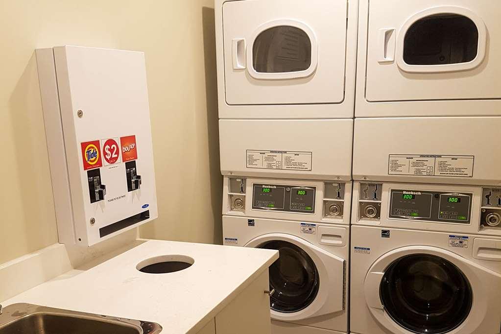 Quality Inn & Suites (Adults Only) Vancouver Bagian luar foto
