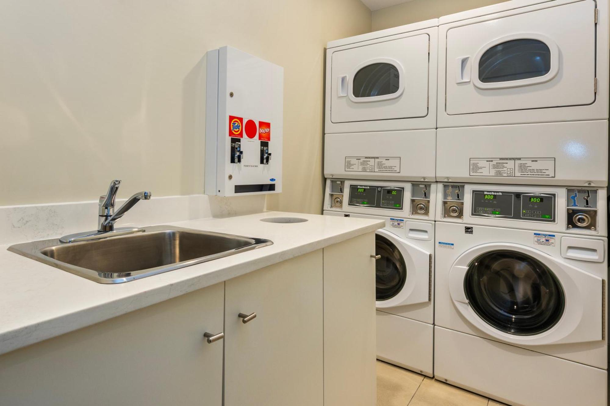 Quality Inn & Suites (Adults Only) Vancouver Bagian luar foto