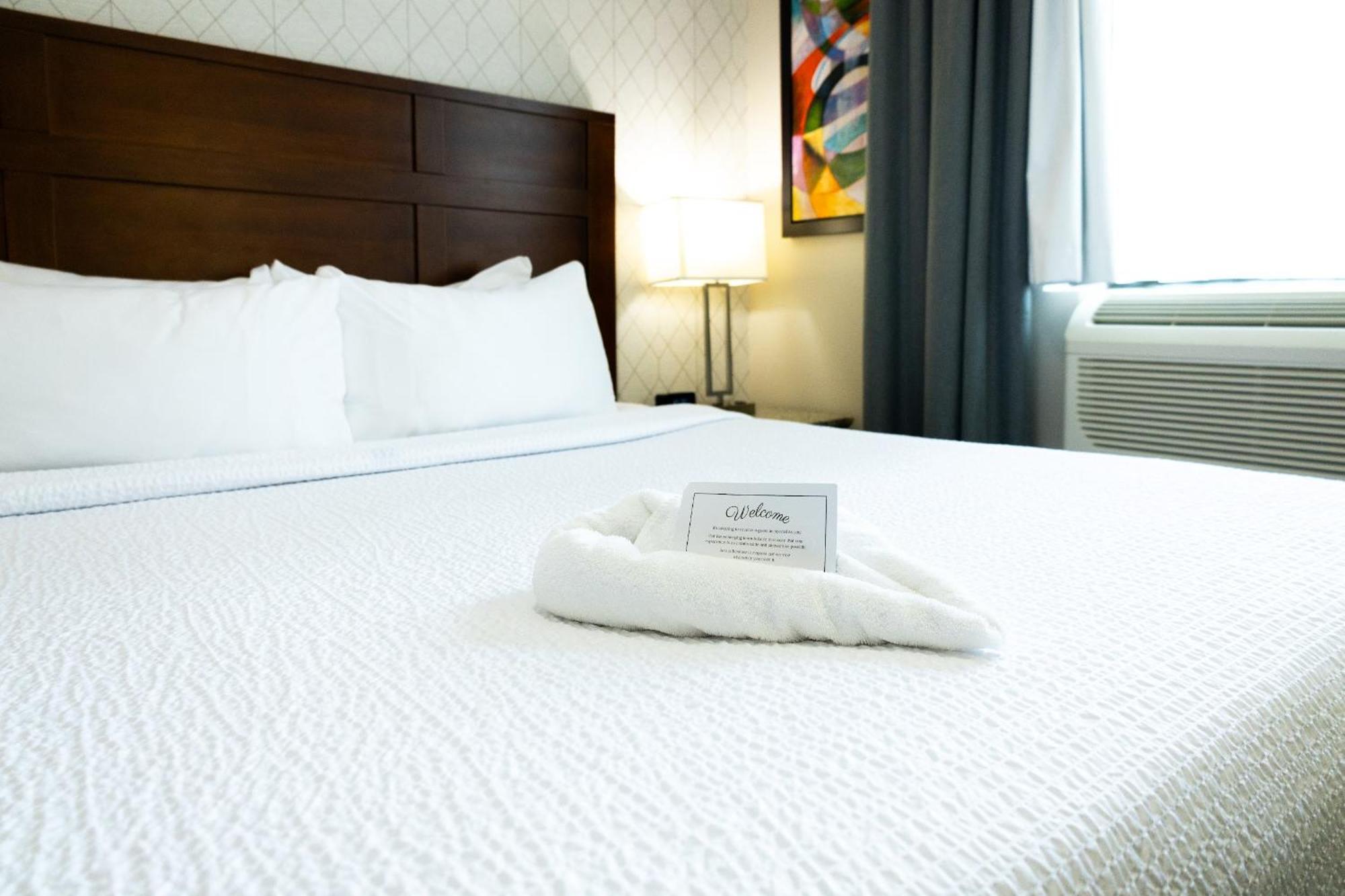 Quality Inn & Suites (Adults Only) Vancouver Bagian luar foto