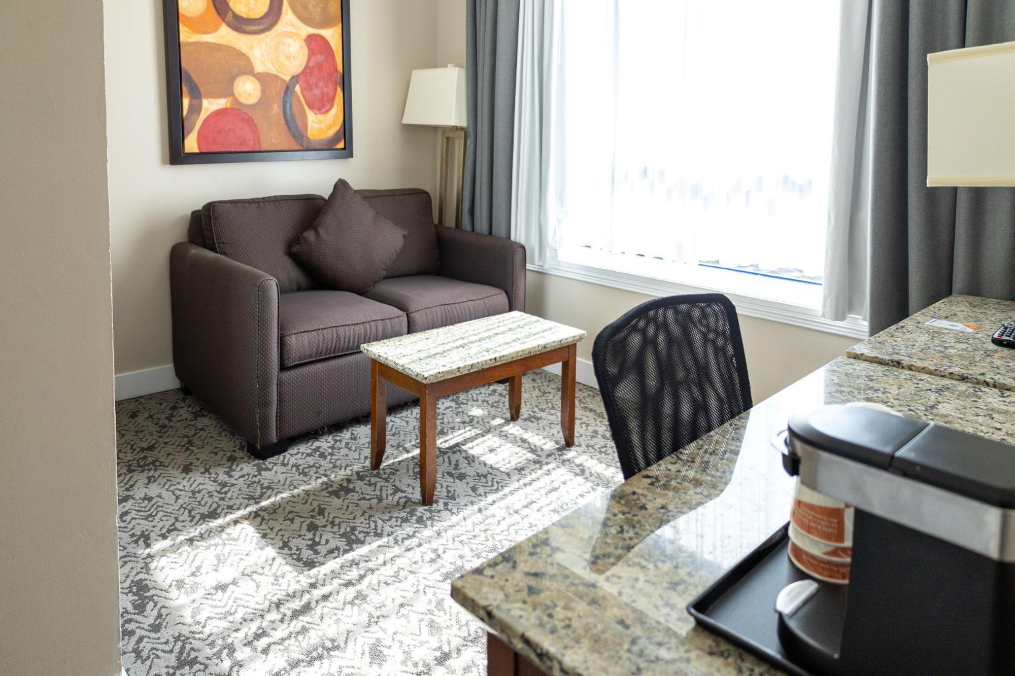 Quality Inn & Suites (Adults Only) Vancouver Bagian luar foto