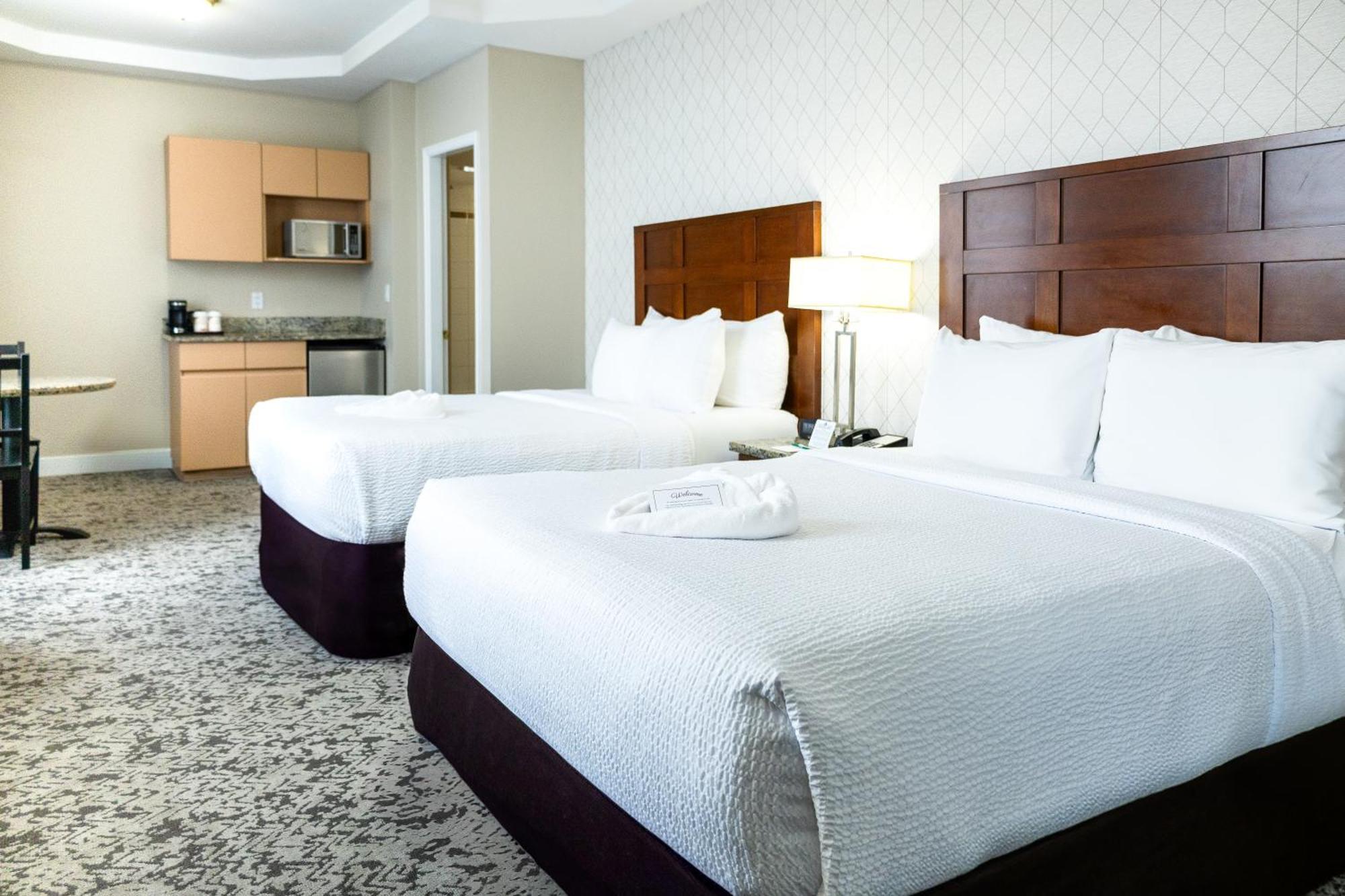 Quality Inn & Suites (Adults Only) Vancouver Bagian luar foto