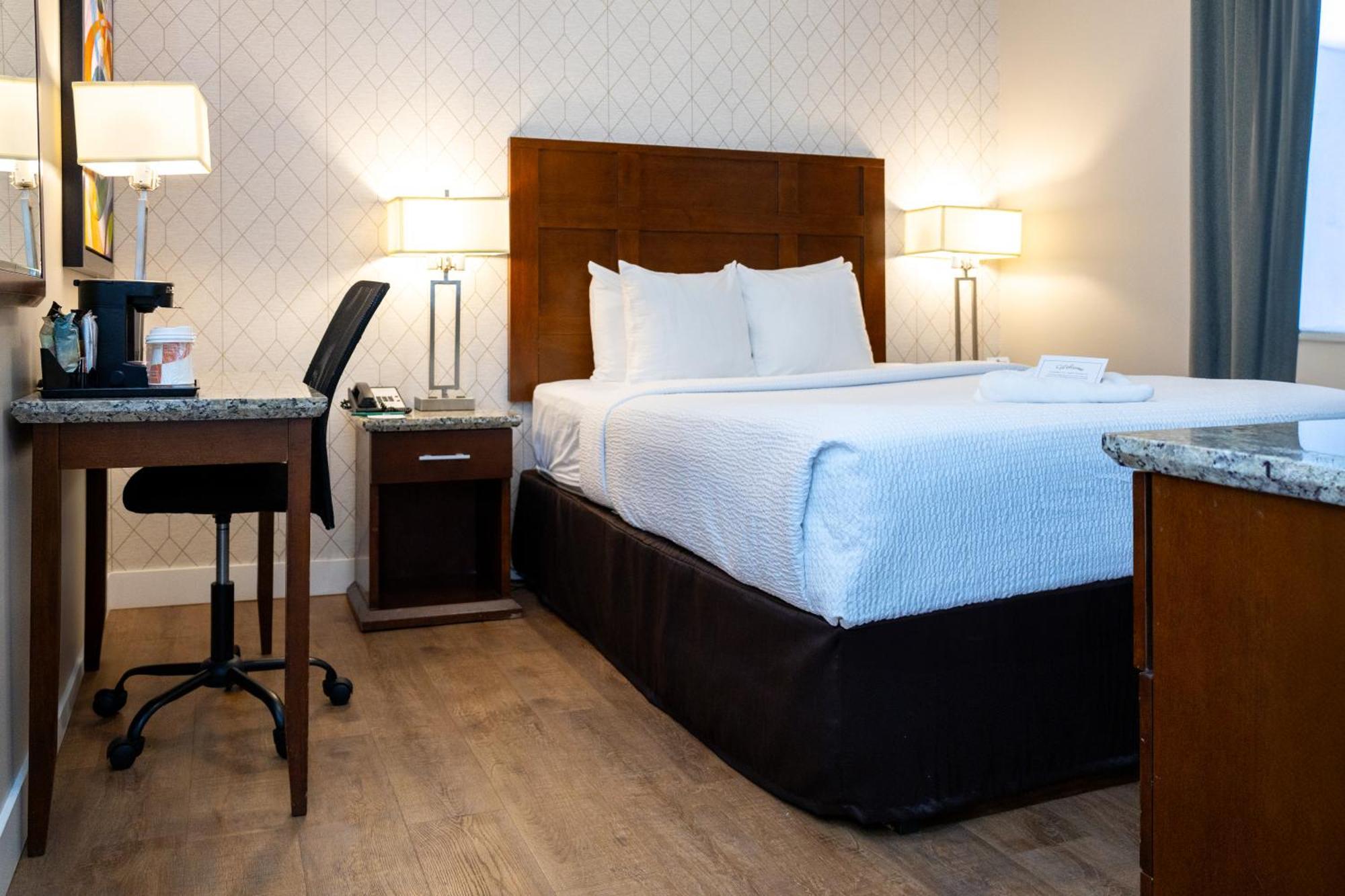 Quality Inn & Suites (Adults Only) Vancouver Bagian luar foto