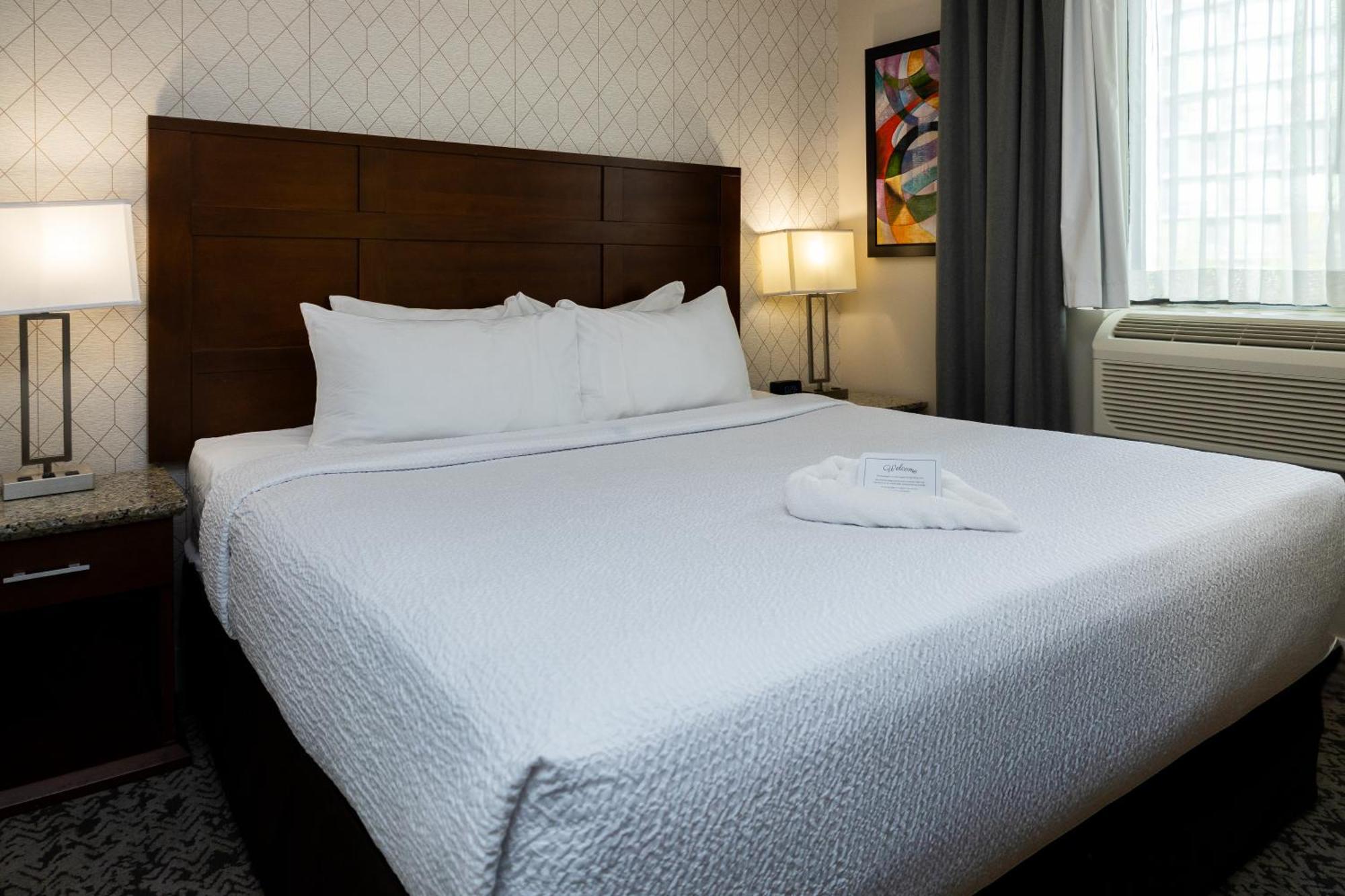 Quality Inn & Suites (Adults Only) Vancouver Bagian luar foto