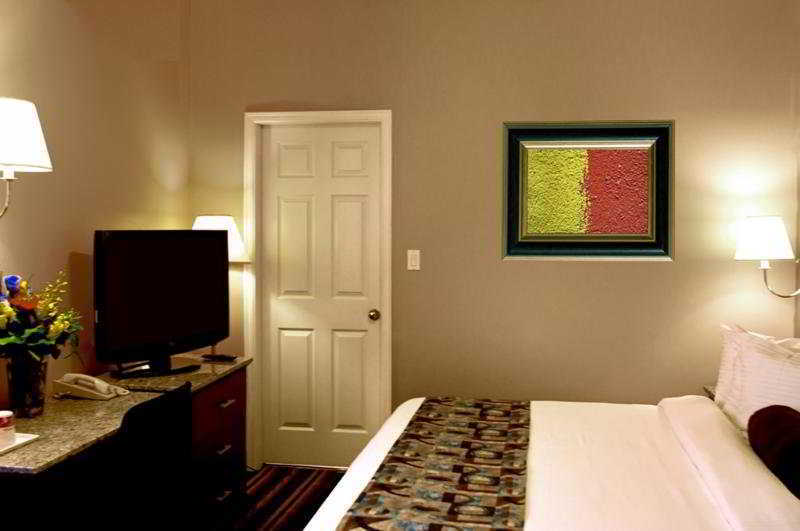 Quality Inn & Suites (Adults Only) Vancouver Bagian luar foto