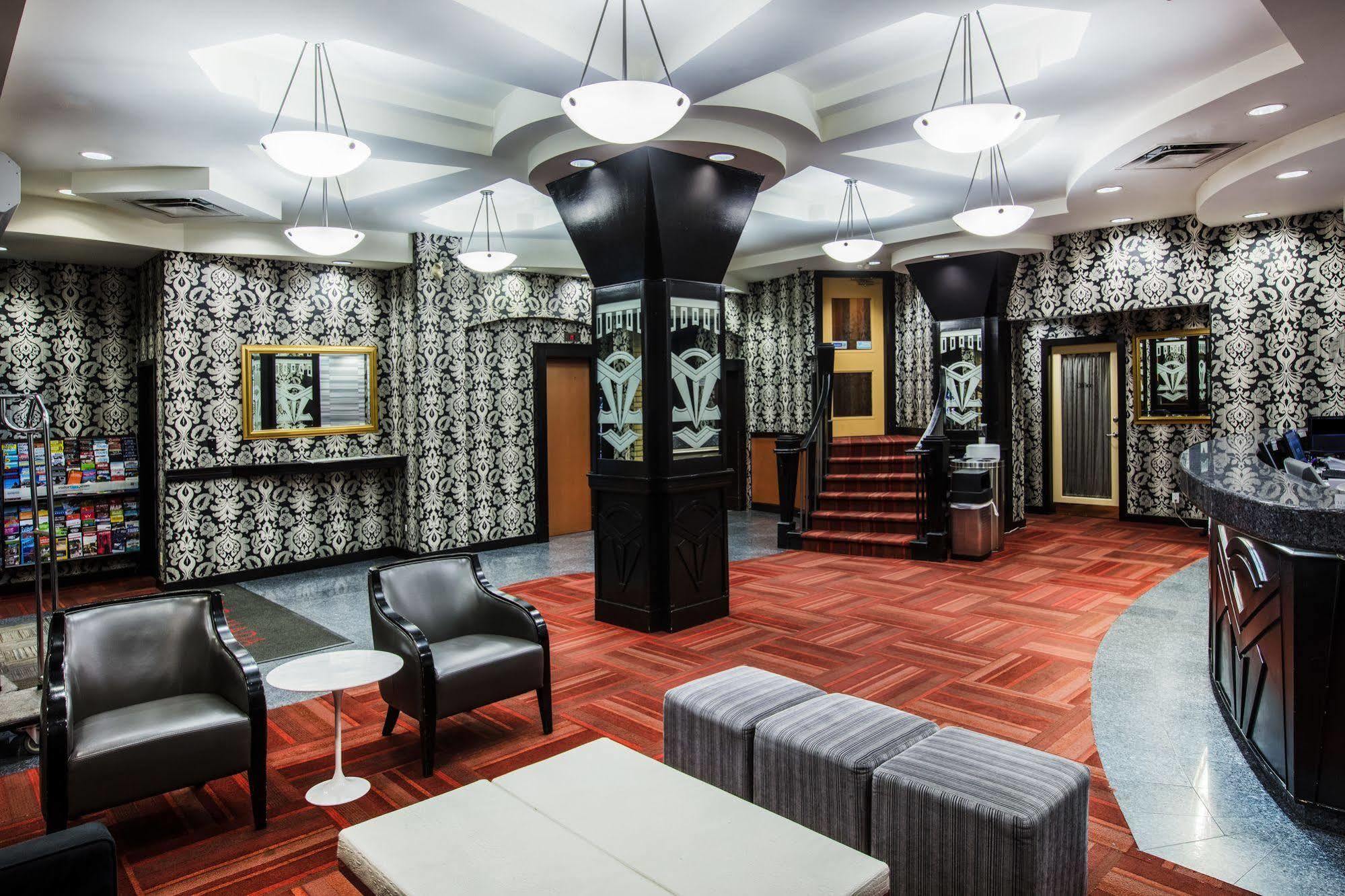 Quality Inn & Suites (Adults Only) Vancouver Bagian luar foto