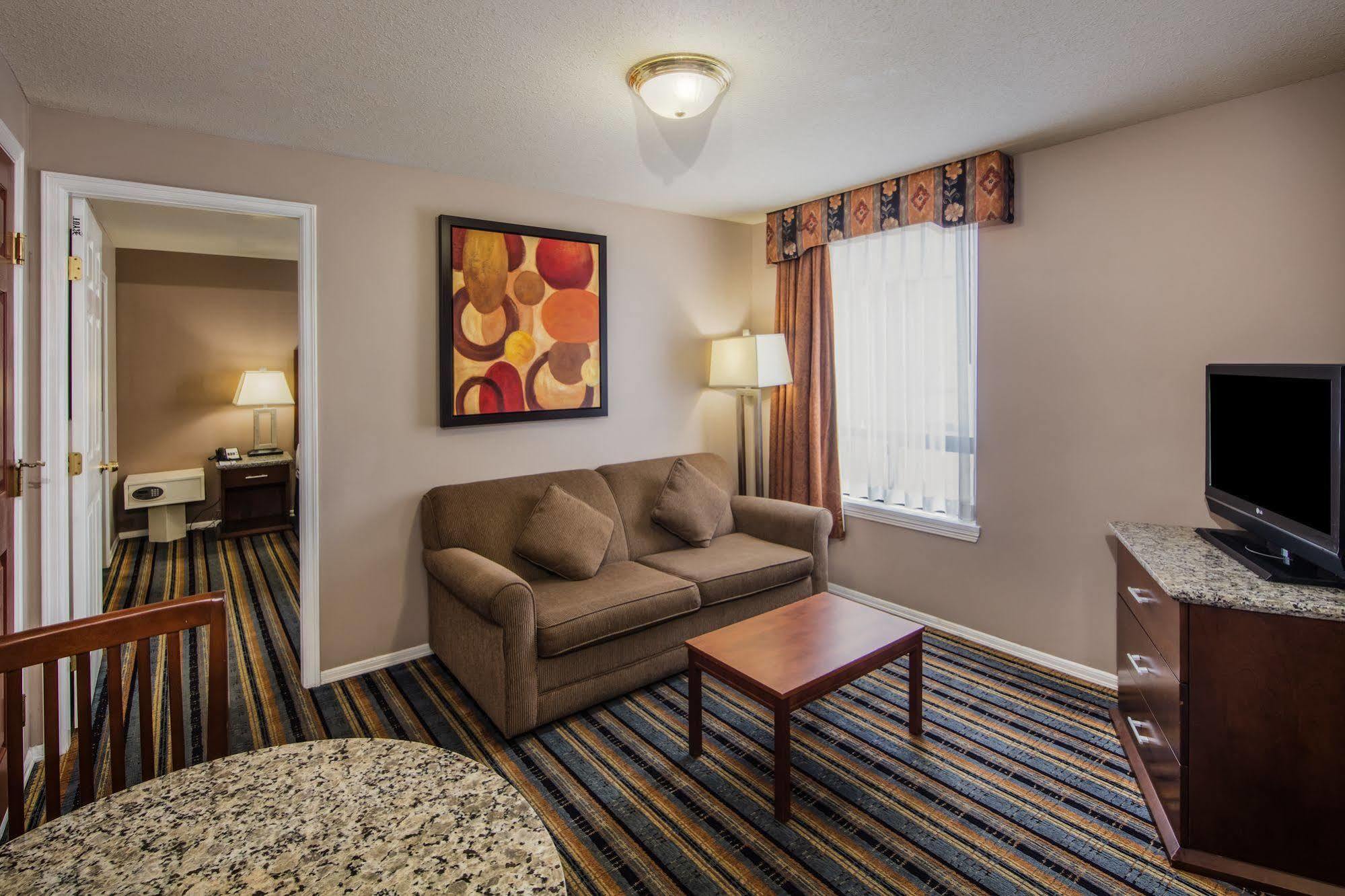 Quality Inn & Suites (Adults Only) Vancouver Bagian luar foto