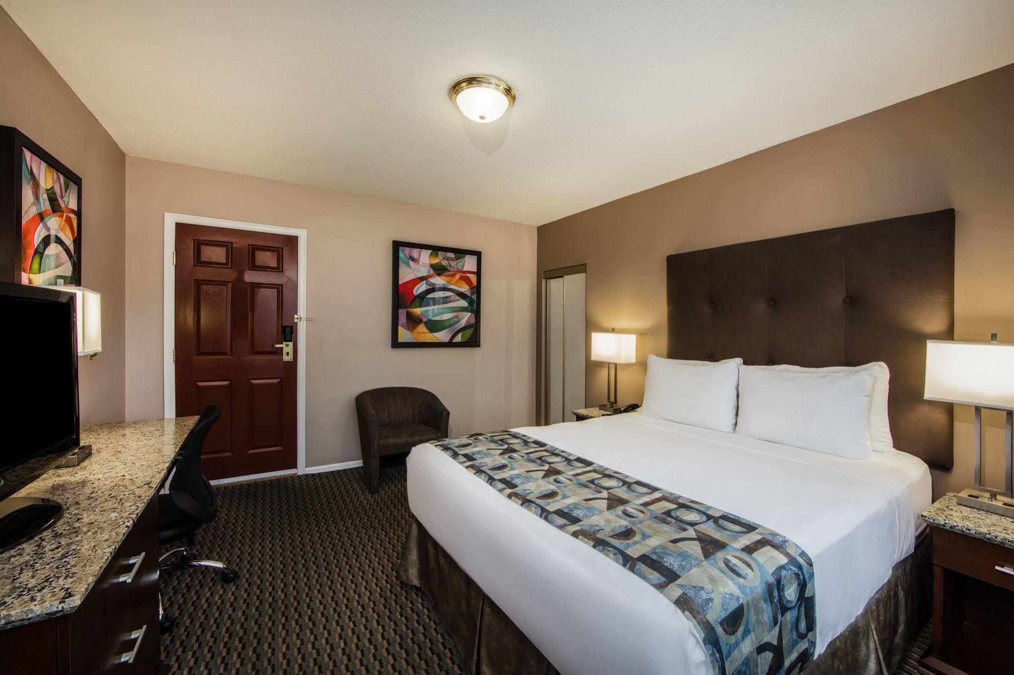 Quality Inn & Suites (Adults Only) Vancouver Bagian luar foto