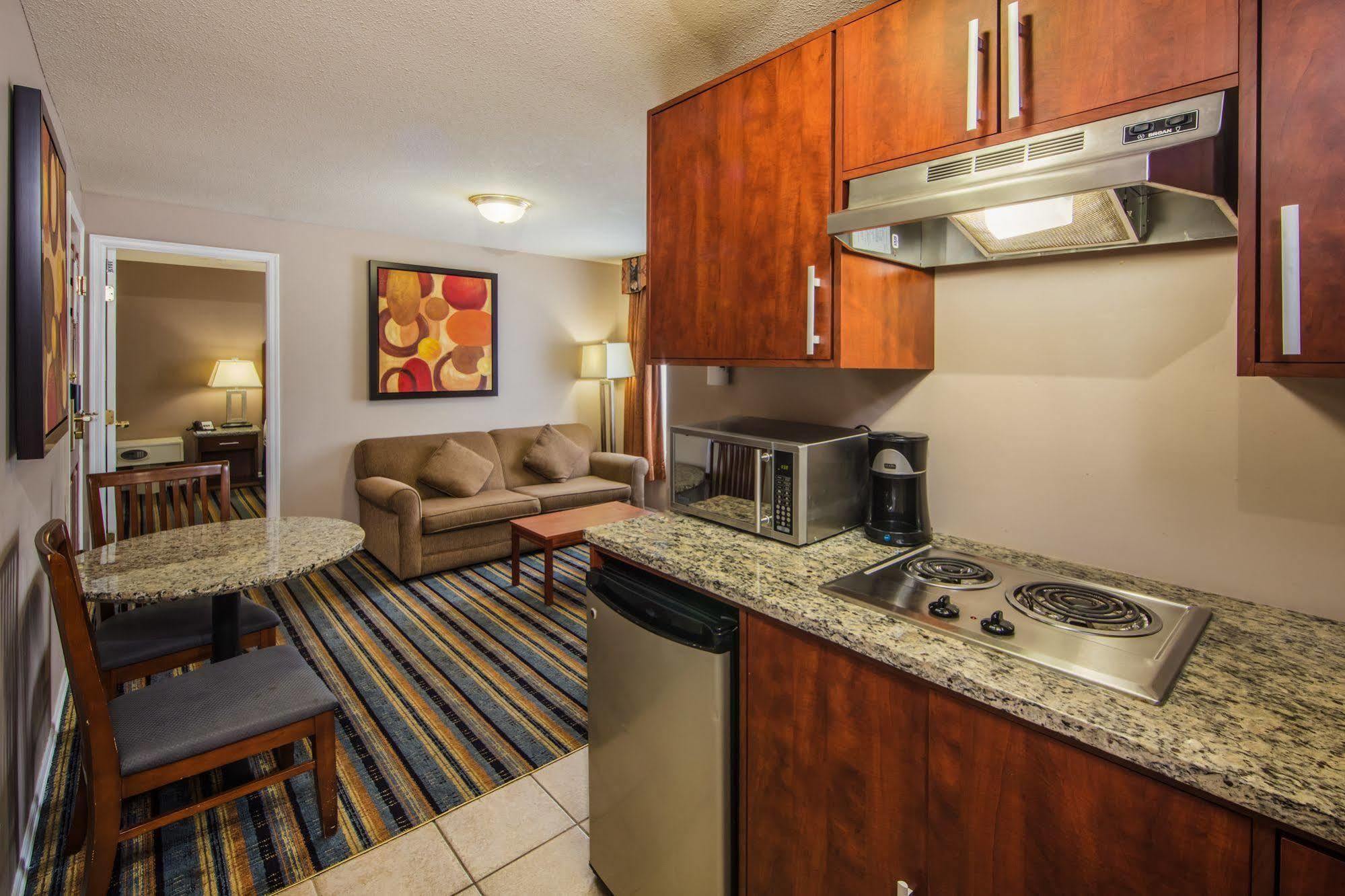 Quality Inn & Suites (Adults Only) Vancouver Bagian luar foto