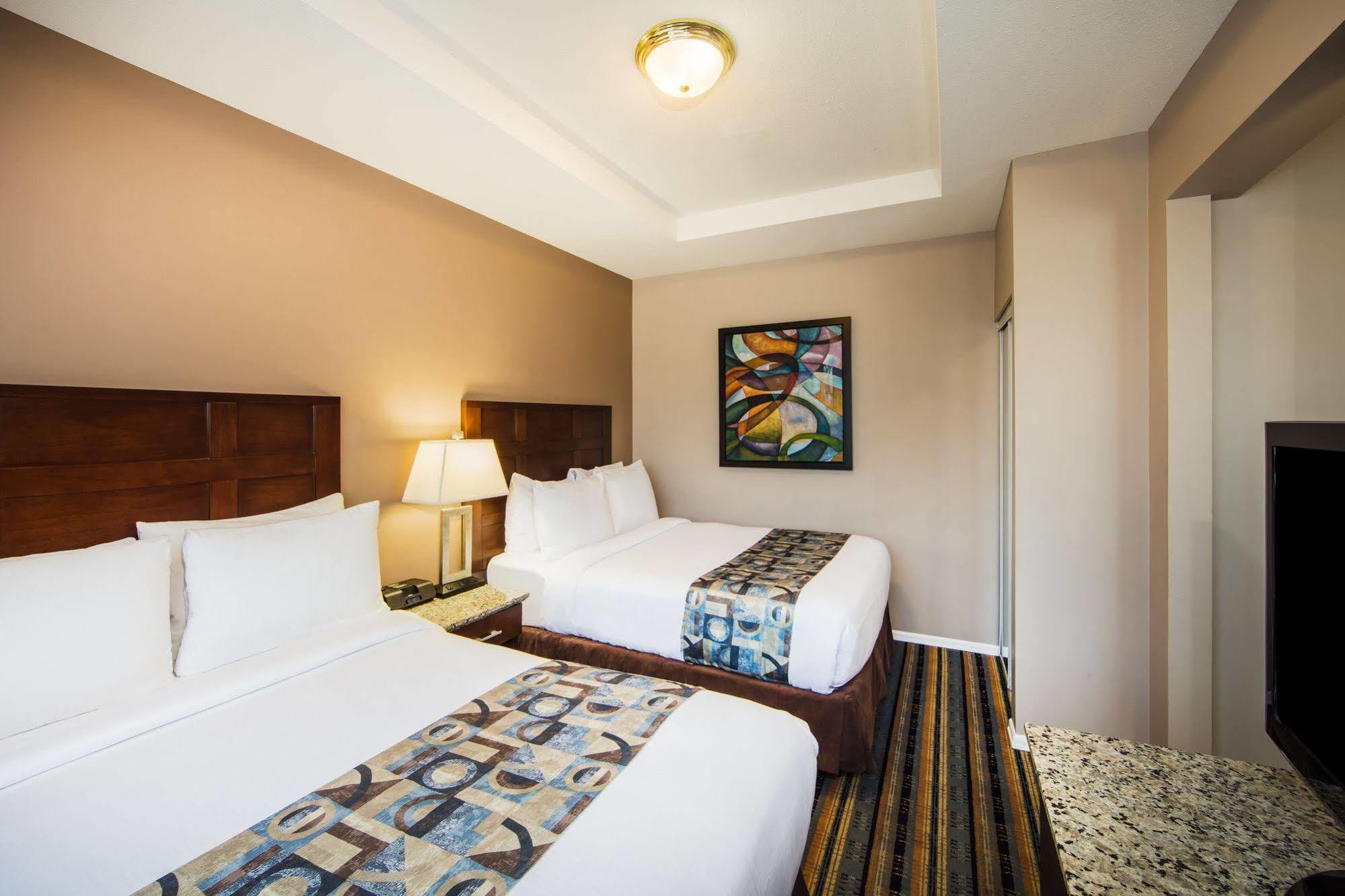 Quality Inn & Suites (Adults Only) Vancouver Bagian luar foto